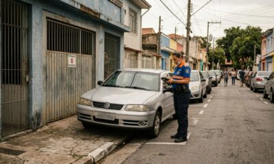 Morador estaciona em frente à própria garagem para facilitar a rotina todos os dias, mas hábito aparentemente inofensivo termina em discussão com vizinhos e risco de autuação de trânsito