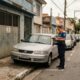 Morador estaciona em frente à própria garagem para facilitar a rotina todos os dias, mas hábito aparentemente inofensivo termina em discussão com vizinhos e risco de autuação de trânsito