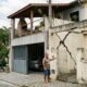 Vizinho constrói laje sobre a garagem e transforma em terraço com churrasqueira, peso extra racha a viga da casa geminada ao lado e Justiça manda demolir e pagar R$ 27 mil