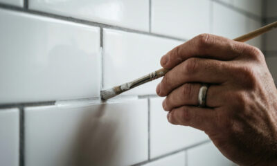 Pintar azulejos velhos do banheiro com tinta epóxi à base de água: o segredo de pintor profissional para renovar o ambiente sem quebrar nada