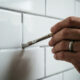 Pintar azulejos velhos do banheiro com tinta epóxi à base de água: o segredo de pintor profissional para renovar o ambiente sem quebrar nada