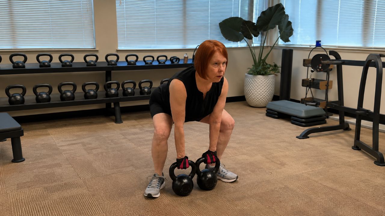 Mulher de 72 anos supera a osteoporose com musculação e mostra os 8 exercícios que fizeram a diferença
