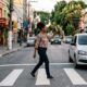 A psicologia aponta que levantar a mão para agradecer a um motorista não é apenas educação, mas pode revelar uma necessidade silenciosa de corresponder ao gesto