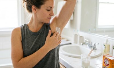 Bicarbonato com água nas axilas: o truque que pode ajudar a controlar o cheiro de suor sem depender de perfumes e produtos caros