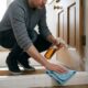 Borrifar vinagre branco, detergente e bicarbonato na porta: para que serve esse truque e como pode ajudar a proteger a entrada