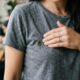 A psicologia sugere que acreditar que uma mancha na roupa virou o centro das atenções não é vaidade, mas pode indicar excesso de foco em si mesmo