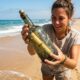 Banhista leva uma garrafa encontrada na areia para casa e descobre que o objeto permaneceu no mar por 132 anos desde seu lançamento em 1886