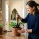 Colocar uma garrafa de vinho com água no vaso de plantas: o truque dos jardineiros que pode ajudar a manter as plantas regadas por mais tempo