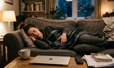 Segundo a psicologia, quem dorme no sofá com frequência pode não estar só exausto, mas tentando encontrar conforto em um lugar de pausa imediata