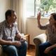 A psicologia aponta que interromper conversas nem sempre é grosseria, mas pode revelar dificuldade para controlar o impulso de falar