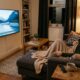 A psicologia sugere que deixar o volume da TV sempre em número par não é apenas mania, mas pode revelar uma busca por controle e equilíbrio