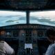 Os dois pilotos de um A320, em voo de cruzeiro a 36.000 pés com 153 passageiros a bordo, adormeceram durante 28 minutos e se desviaram da rota. Apesar de os exames de rotina terem autorizado ambos a voar, já os tinham liberado para o voo