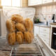 Nem no micro-ondas, nem no forno desligado: o lugar certo para guardar o pão francês e evitar que ele fique duro rapidamente