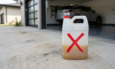 Sem cera líquida, nem esfregar com força: o produto barato e correto para limpar piso antiderrapante de garagem sem deixar esbranquiçado