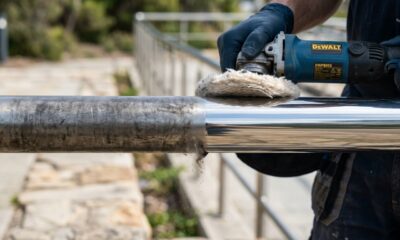 Metalúrgico mostra como recuperar o acabamento do corrimão de inox usando polimento profissional para remover marcas de uso sem instalar uma peça nova