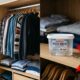 Adeus ao mofo no guarda-roupa: o item de 3 reais que absorve toda a umidade e evita o cheiro de armário fechado