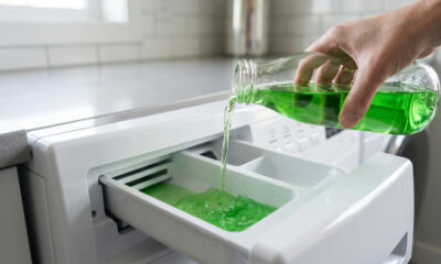 Despejar desinfetante Pinho Sol no espaço do amaciante da máquina: o truque para esterilizar toalhas de banho e eliminar bactérias do tambor