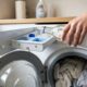 Colocar vinagre na máquina de lavar: para que serve esse truque simples e por que muita gente recomenda usar nas roupas