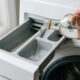 Despejar vinagre branco no reservatório da máquina de lavar: o truque simples para limpar o tambor e eliminar o cheiro de mofo e limo das roupas