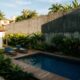 Vizinho ergue muro de 4 metros na divisa para tirar o sol da piscina do lado após briga por festas até as 23h, perde ação por abuso de direito e é condenado a demolir com multa de R$ 1.200 por dia de atraso