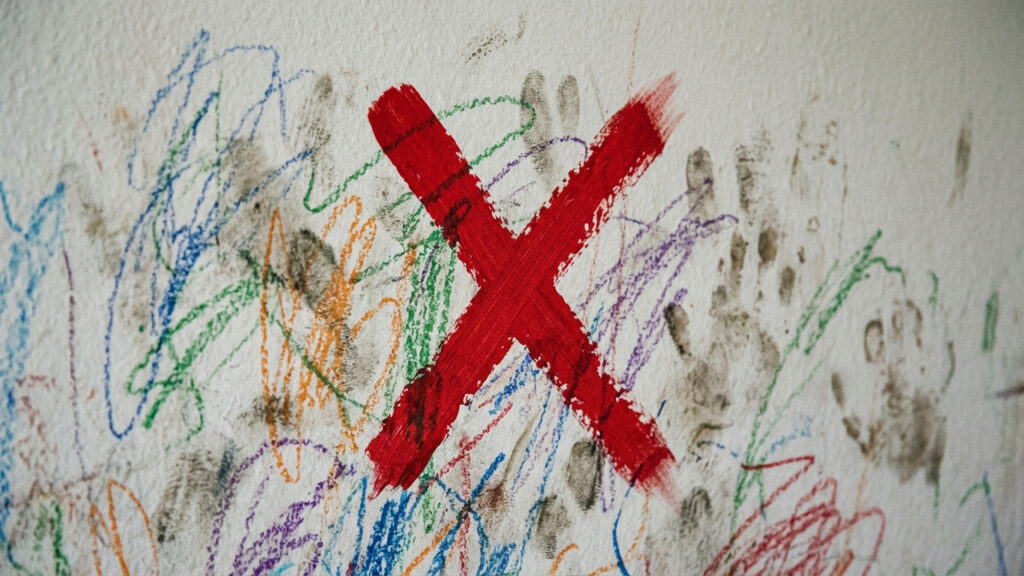 Adeus paredes manchadas por crianças: a nova tendência das tintas superlaváveis toque de seda que limpam riscos de caneta com esponja úmida