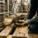 Funcionário de cervejaria encontra bebê molhado e escondido entre barris durante descarga de suprimentos
