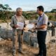 Aposentado compra terreno em leilão extrajudicial por R$ 65 mil, começa a construir e é notificado de que há uma segunda hipoteca que o banco não informou no edital, obra para e dinheiro investido congela