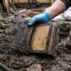 De uma latrina medieval na Alemanha, arqueólogos extraíram um caderno de couro imaculado que preservou a cursiva latina por séculos
