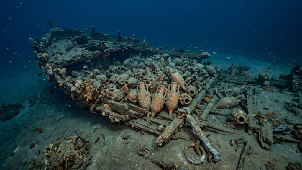 Navio romano naufragado há mais de 2 mil anos é encontrado no fundo do mar com cerca de 100 ânforas usadas para transportar vinho