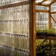 Uma escola construiu uma estufa usando 2.000 garrafas de plástico e hoje funciona como sala de aula e espaço de cultivo, envolvendo toda a comunidade em atividades ligadas à sustentabilidade