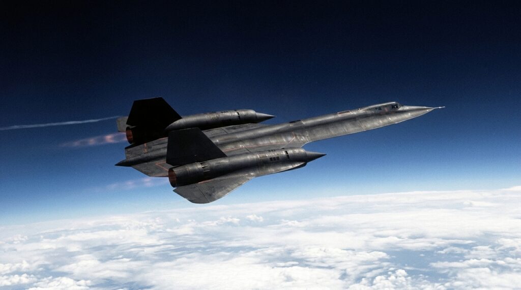 O SR-71 Blackbird voou tão rápido que ultrapassou Mach 3, atingiu altitudes impressionantes e se tornou uma das aeronaves tripuladas mais velozes já construídas