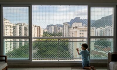 Morador coloca telas de proteção nas janelas por causa dos filhos pequenos e descobre qual espaçamento entre os fios atende à norma e não bloqueia a saída em emergência