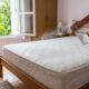 Borrifar álcool no colchão à noite antes de dormir: para que serve e por que recomendam repetir uma vez por mês