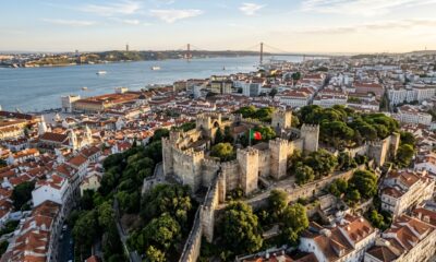 Construído no século XII para defender a região de ataques e controlar importantes rotas comerciais, o Castelo de São Jorge tornou-se um dos maiores símbolos de Portugal e da história medieval europeia