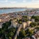 Construído no século XII para defender a região de ataques e controlar importantes rotas comerciais, o Castelo de São Jorge tornou-se um dos maiores símbolos de Portugal e da história medieval europeia