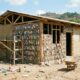 Eles construíram uma escola usando 8.000 garrafas de plástico e as transformaram em "ecotijolos"