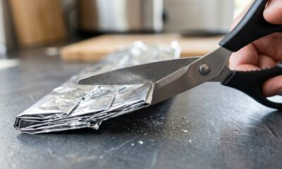 Sua tesoura velha não corta mais nada: a dica de ouro com um único item da cozinha para recuperar o fio da lâmina em casa sem esforço