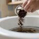 Jogar borra de café usada no vaso sanitário: para que serve esse truque e por que recomendam deixar agir por algumas horas