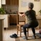 Os especialistas concordam: "Aos 60 anos, em vez de caminhar por 20 minutos, é muito mais eficaz fazer exercícios como agachamentos na cadeira ou flexões na bancada da cozinha."