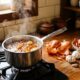 Ferver casca de cebola com alho: para que serve e por que virou hábito em muitas cozinhas