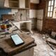 Aposentado contrata pedreiro por indicação para reformar a cozinha por R$ 18 mil e paga 60% adiantado em Pix: o trabalhador some com o dinheiro e deixa a cozinha demolida após quebrar a pia e o contrapiso, mas o idoso descobre que sem contrato assinado ainda tem como acionar a Justiça 