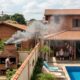Vizinho constrói churrasqueira com chaminé virada para a área de lazer da casa ao lado e a acende três vezes por semana, e é obrigado a reformar a saída de fumaça por R$ 9 mil após ação por perturbação