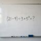 Desafio de matemática para testar sua atenção: (21 − 9) ÷ 3 + 5²