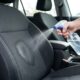 Borrifar vinagre no banco do carro: para que serve esse truque e por que muita gente usa na limpeza interna