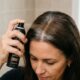 Maquiagem para cabelo: 7 produtos que escondem falhas, cobrem fios brancos e transformam o visual em segundos