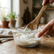 Mistura de pasta de dente branca com água morna: para que serve a pasta suave para apagar marcas de mofo e impressões digitais de paredes coloridas
