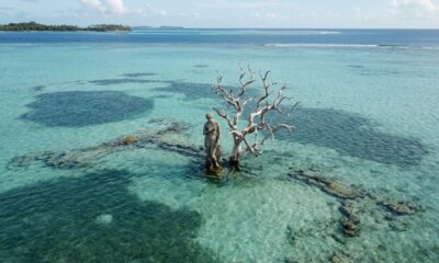 Ilha de quase 50 mil m² desaparece completamente sob o oceano e, 12 anos depois, uma escultura surge exatamente no mesmo lugar para acompanhar o avanço contínuo do mar
