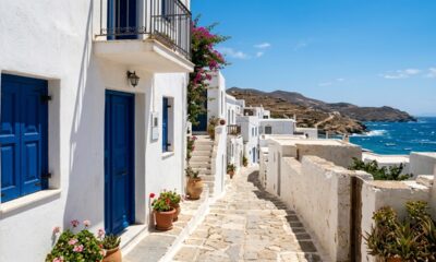 Por que os gregos pintam portas e janelas de azul? Não é apenas decoração, mas uma tradição com função mais importante do que parece