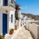 Por que os gregos pintam portas e janelas de azul? Não é apenas decoração, mas uma tradição com função mais importante do que parece