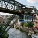 Em 1901, uma cidade inaugurou uma ferrovia suspensa até 12 metros acima das ruas e, 125 anos depois, ela ainda transporta mais de 80 mil passageiros por dia
